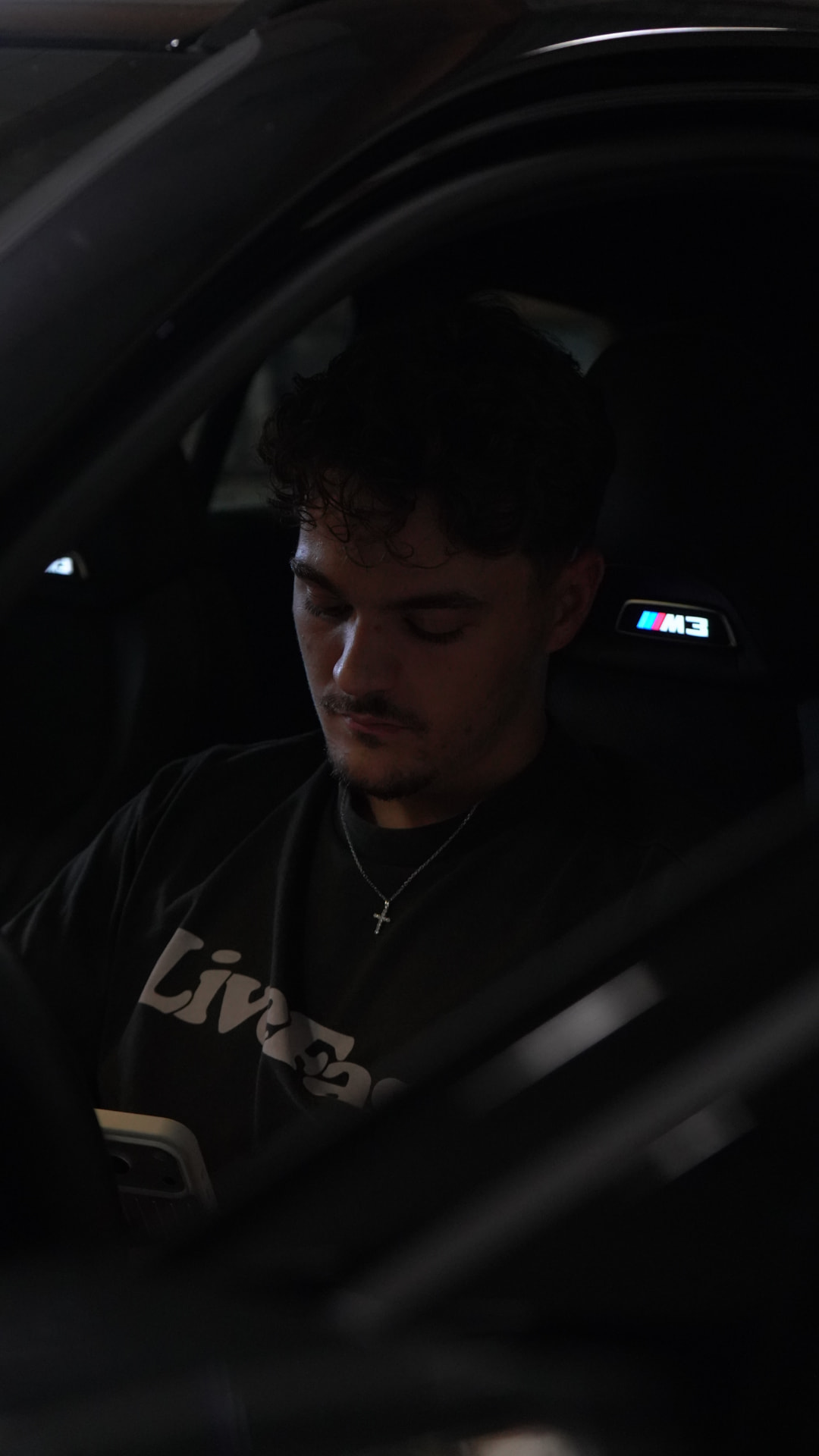 Luis Schäfer im Innenraum eines BMW M3
